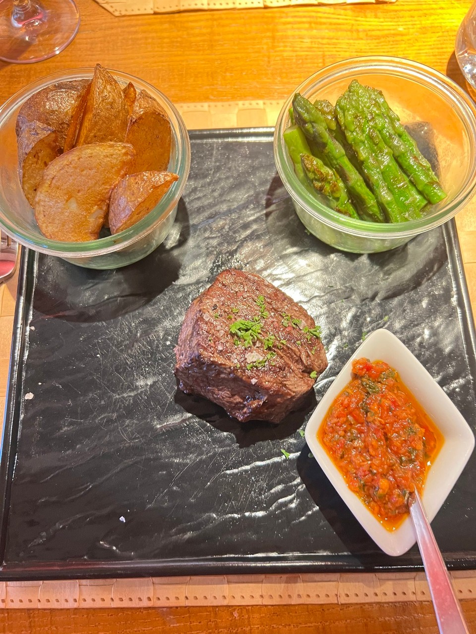 Norwegen -  - Filet Mignon mit Westernkartoffeln und gegrilltem Spargel und Chimichurri