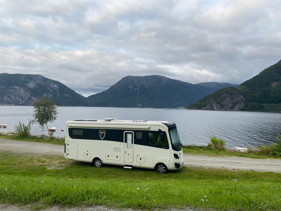 Norwegen - Eidsvåg i Romsdal - Bett geparkt am See :-) 
Am Abend brachte uns eine nette Anglerin noch eine fette Makrele, die ich höchst persönlich von ihren Innereien befreit habe und am nächsten Abend gebraten wurde! 😊😋