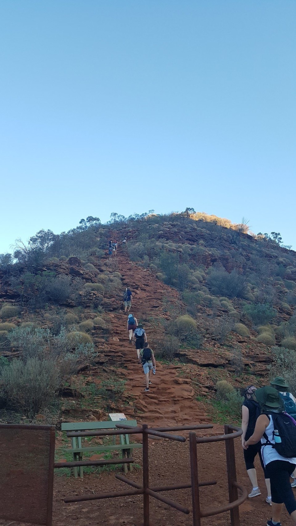Australien - Petermann - Start beim Heartattack-Walk. 10 Minuten steiles Treppensteigen.