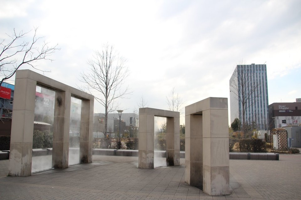 Japan - Odaiba - קשתות מגניבות שפלטו אדי מים מגניבים
