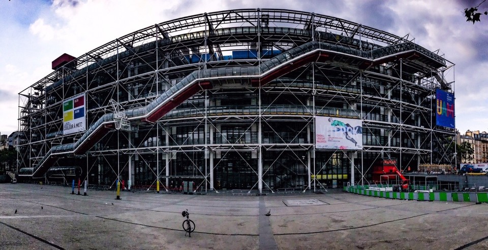 France - Paris - Das Centre Pompidou in morgendlicher Stille. 
Nicht ganz. 
Was dem Betrachter hier verborgen bleibt, ist der ungustiöse Typ hinter mir, der seine After Hour Reminiszenz an die spärlich gepflanzten Bäume speibt.