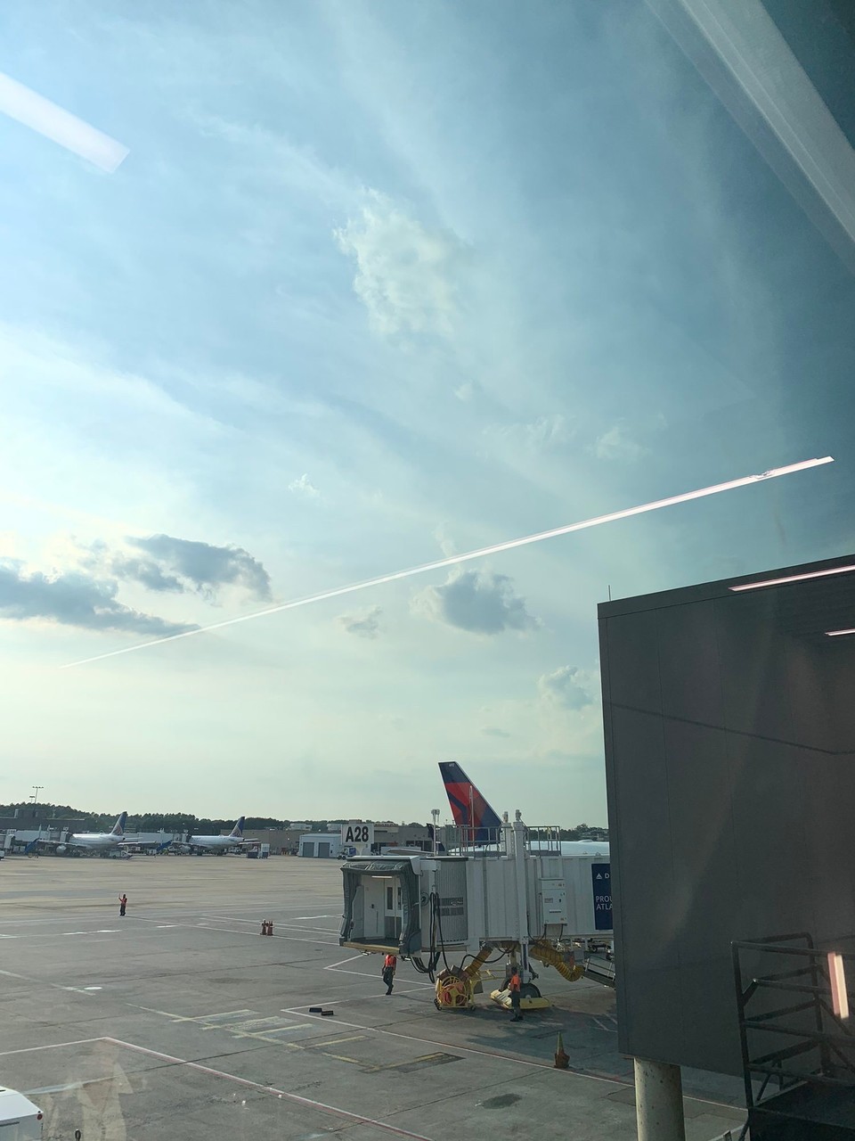 USA - Atlanta - Sodele, wir sitzen jetzt erstmal fest. Eine Gewitterzelle erlaubt keine Starts und Landungen für die nächsten 2 Stunden.