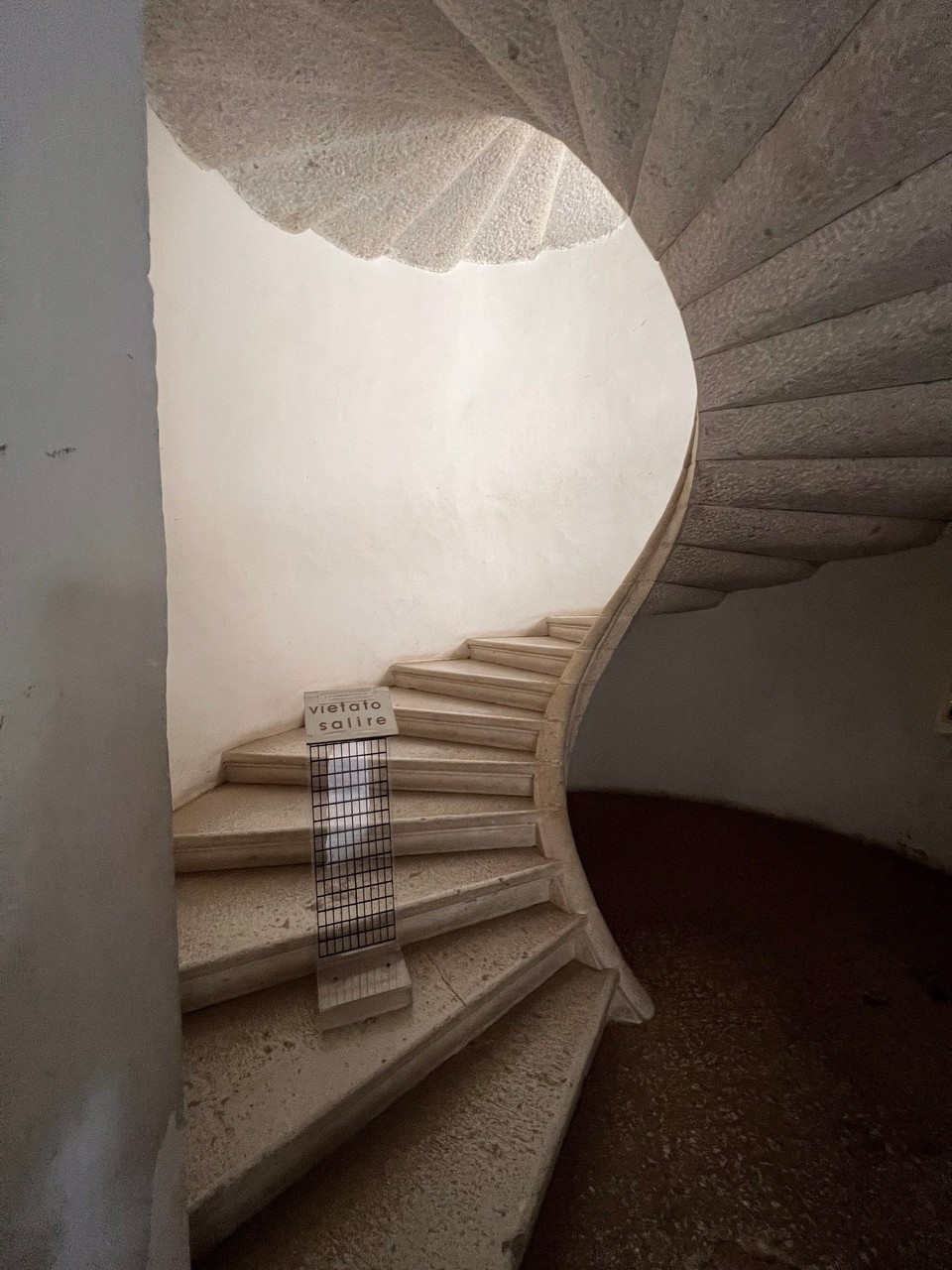 Italien - Padula - Diese Wendeltreppe wurde im 15. Jh gebaut😲