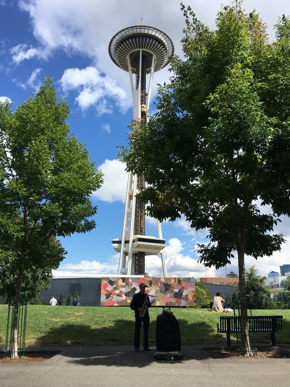 USA - Seattle - Die Space Needle von etwas näher - der Straßenmusiker was übrigens sehr talentiert und hat den ganzen Park noch ein bisschen cooler gemacht ;)