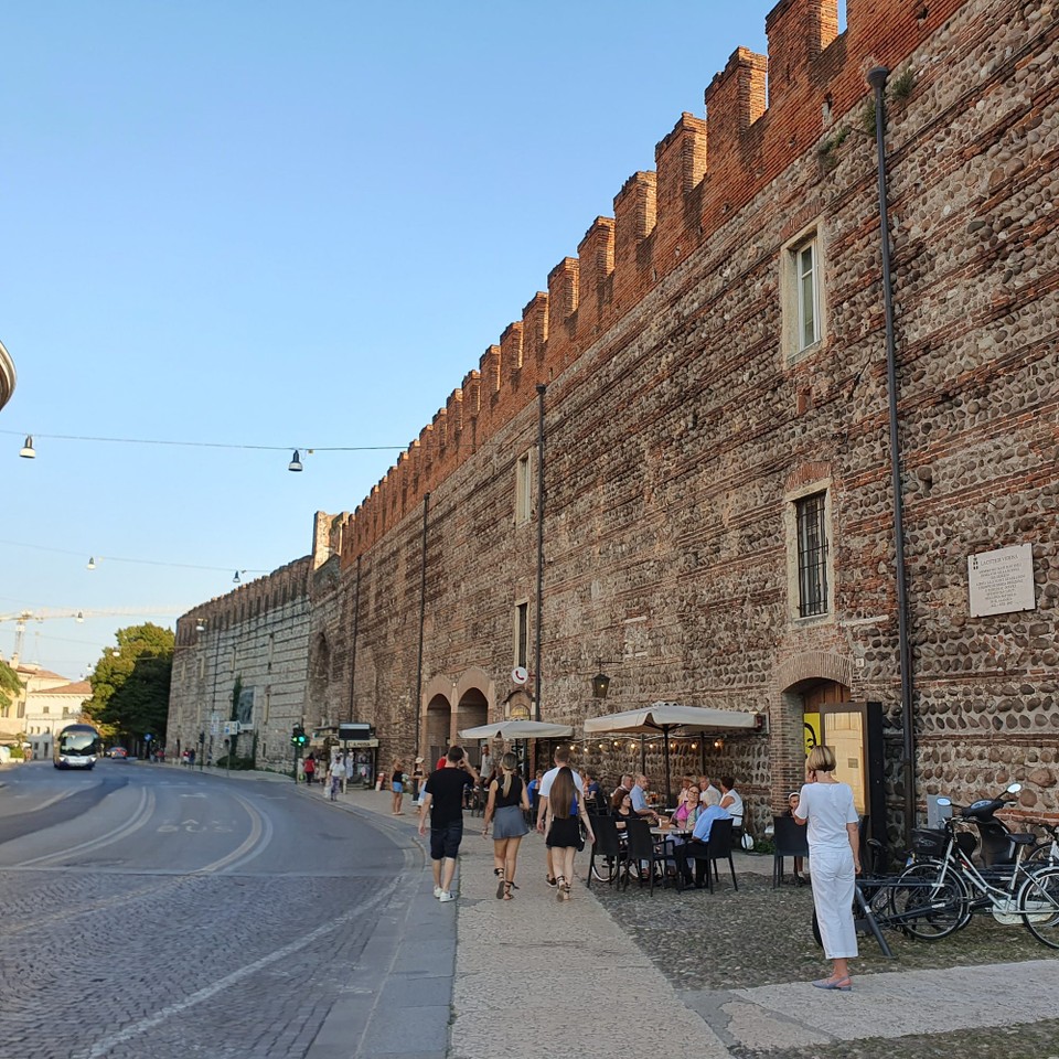 Italien - Verona - Auf dem Weg vom Parkhaus an der Uni zur Arena 