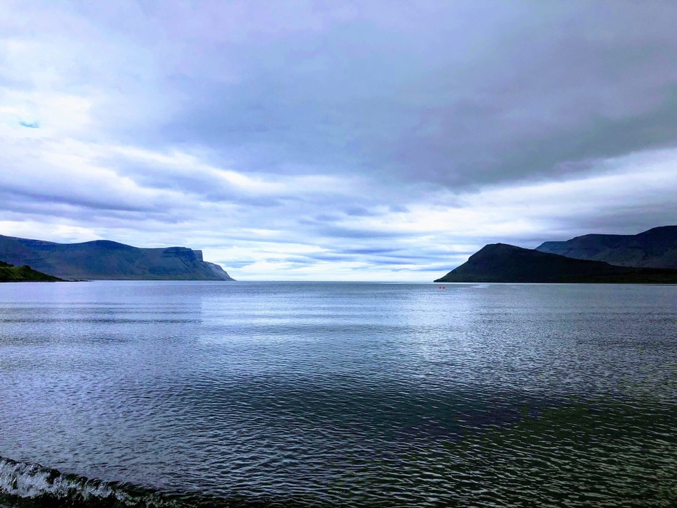 Island - Þingeyri - Blick hinaus auf das offene Meer...
