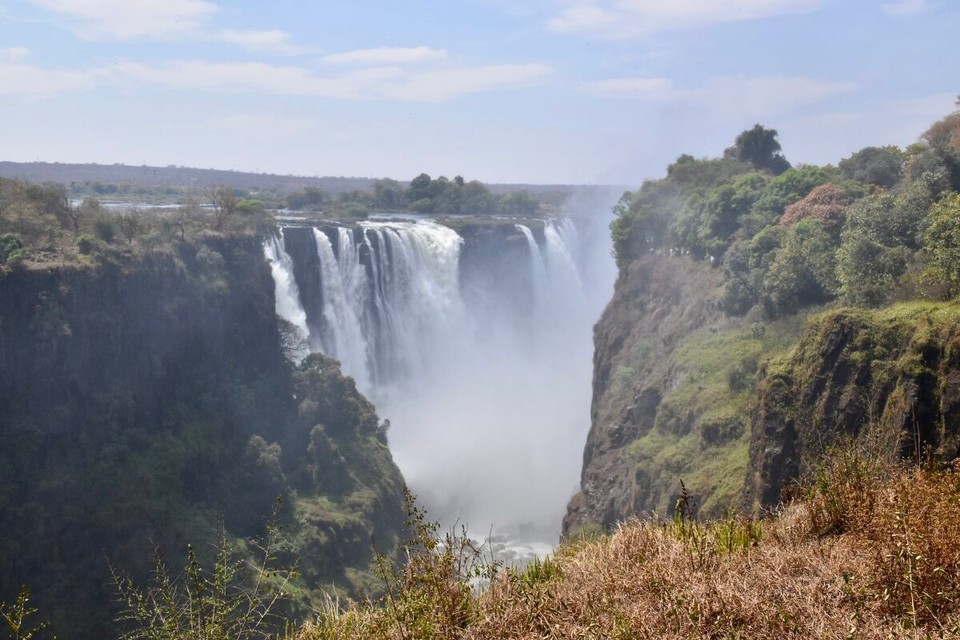 Simbabwe -  - Der britische Afrikaforscher David Livingstone entdeckte die Victoria Falls als erster Weißer im November 1855. Darf man eigentlich noch „Weißer“ schreiben?
Er gab den Wasserfällen zu Ehren der Königin Victoria von England den Namen: "Victoria Falls".