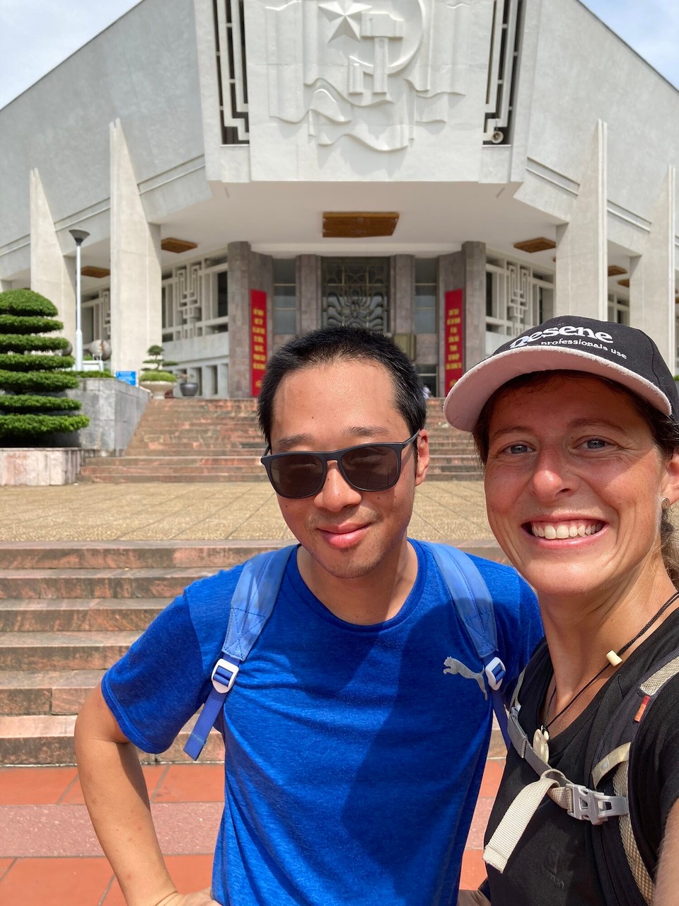 Vietnam - Hanoi - Ho Chi Minh Museum schau ich mir mit Eddi (Australien) an 😅 bei den Temperaturen (39 Grad) auch besser drin zu sein