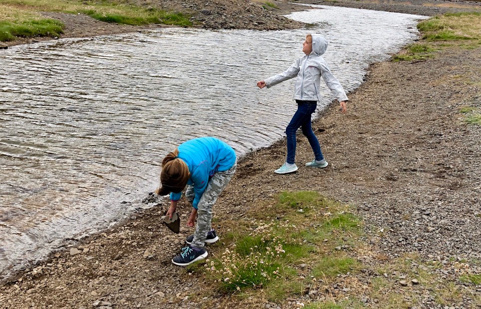 Island - Vesturbyggð - Hier wird nach wie vor am und mit dem Wasser gespielt...🤪👍 Aber noch freuen sich die beiden auch immer wieder darüber, wenn die Fahrt dann in ihrem Partycamper fortgesetzt wird... Ich bin so glücklich, dass beide Mädels nicht zur Reisekrankheit neigen...😂😂