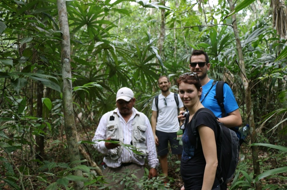 Guatemala - El Zotz - Hier waren wir gerade von Weg abgekommen, um den Lauten der Brüllaffen zu folgen - haben sie leider nicht gesehen.. Aber dieses Geräusch - unbeschreiblich laut (ähnlich wie Dinosaurier in Jurassic Park 