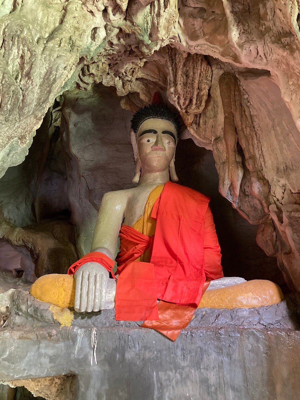 Laos - Vangvieng - Wenn ich allein hier so rumsitzen müsste, würde ich glaub auch so schauen… 🫣