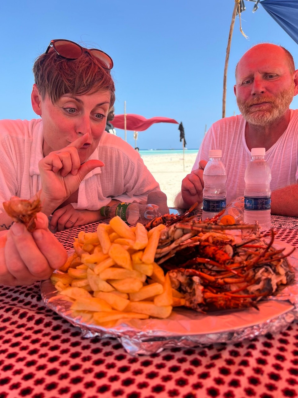 Tansania -  - SeeFood direkt vom & am Strand mit Fingern … großartig! 

Das „Küchengebäude“ dazu ignorieren wir einfach. 