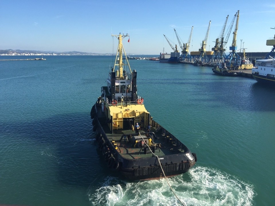  - Albania, Durrës - Tug turning and pulling us out of the harbour