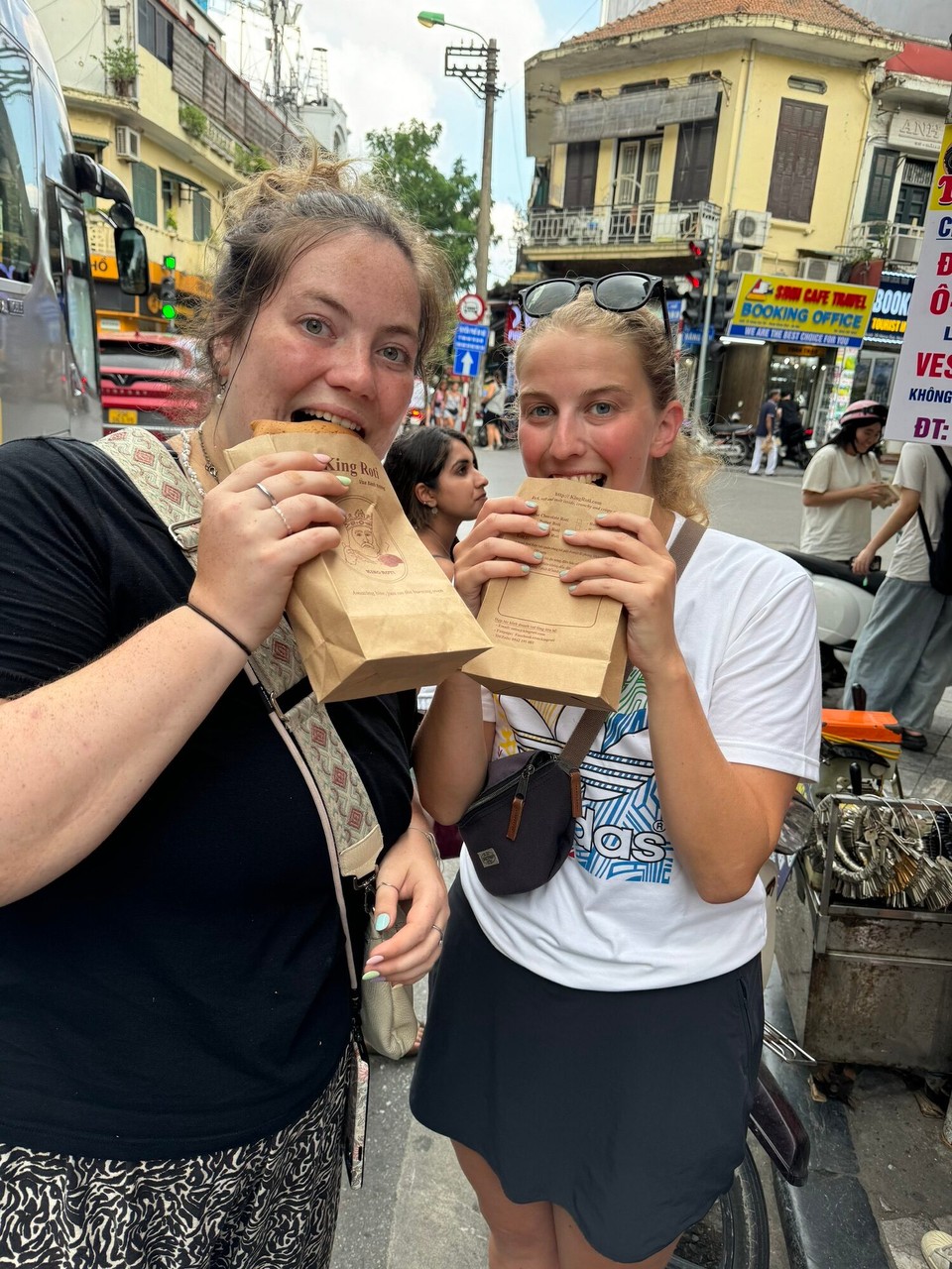 Vietnam - Hanoi - Testen des sehr bekannten vietnamesischen Berliners (hier Roti genannt)