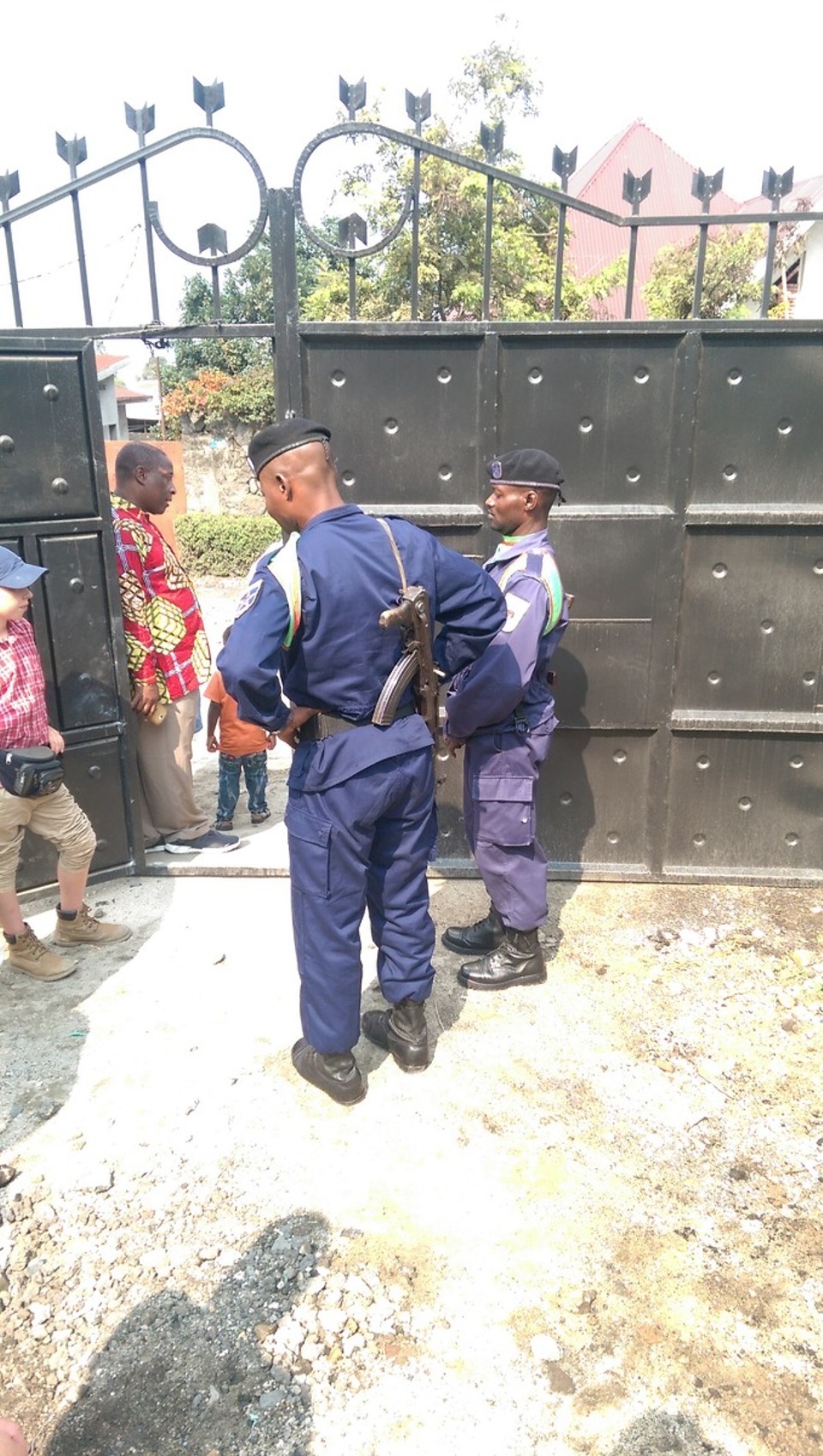 Demokratische Republik Kongo - Goma - Die zwei Polizisten begleiten uns mit ihren AK47 überall hin. Auch ich zähle hier als "Musungu" so nennen die Schwarzen den weißen Mann