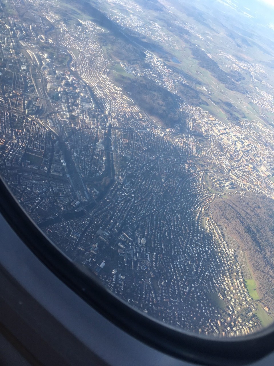 Schweiz - Kloten - Flug über die Stadt Zürich. Ein letzter Blick auf die Heinrichstrasse.