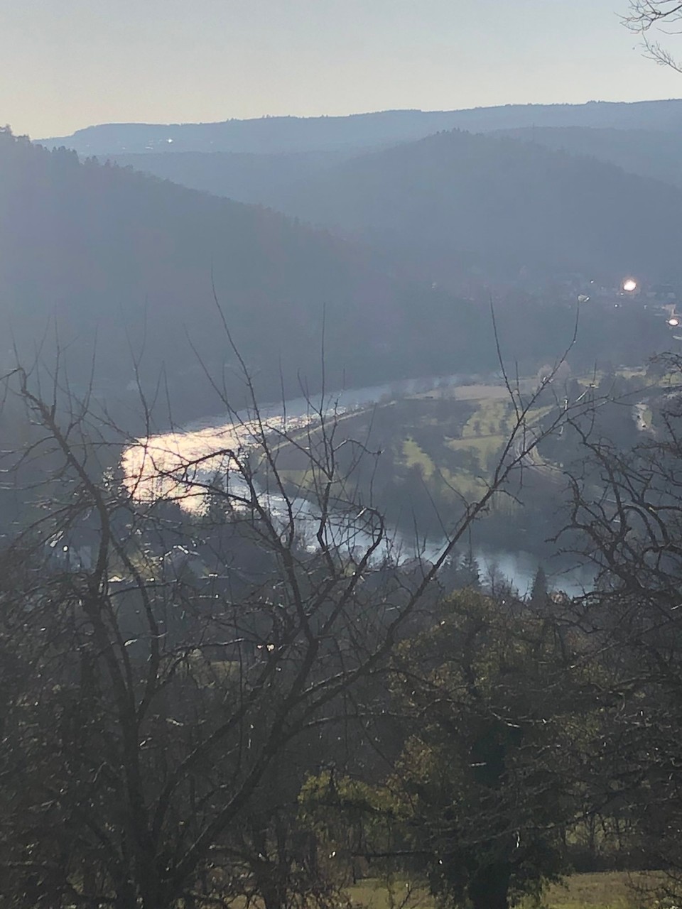 Deutschland - Ludwigshafen - Neckargemünd vom Dilsberg aus gesehen.
Der Neckar von hier oben in gleisender Abendsonne.