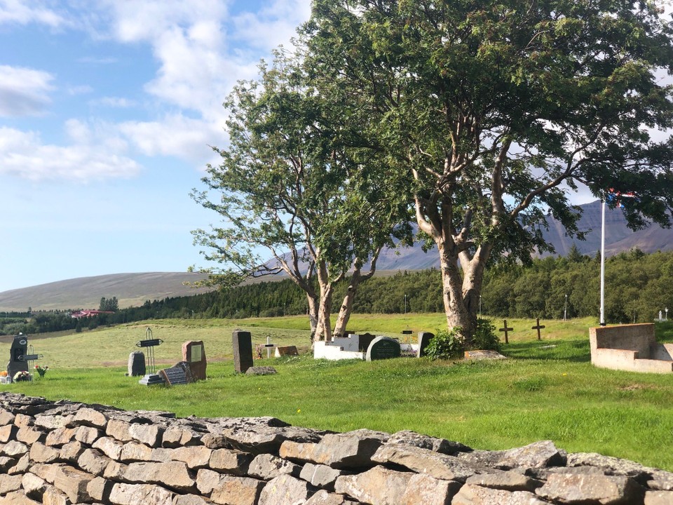 Island - Hólar - Die Kirche hat auch einen idyllisch gelegenen Friedhof.