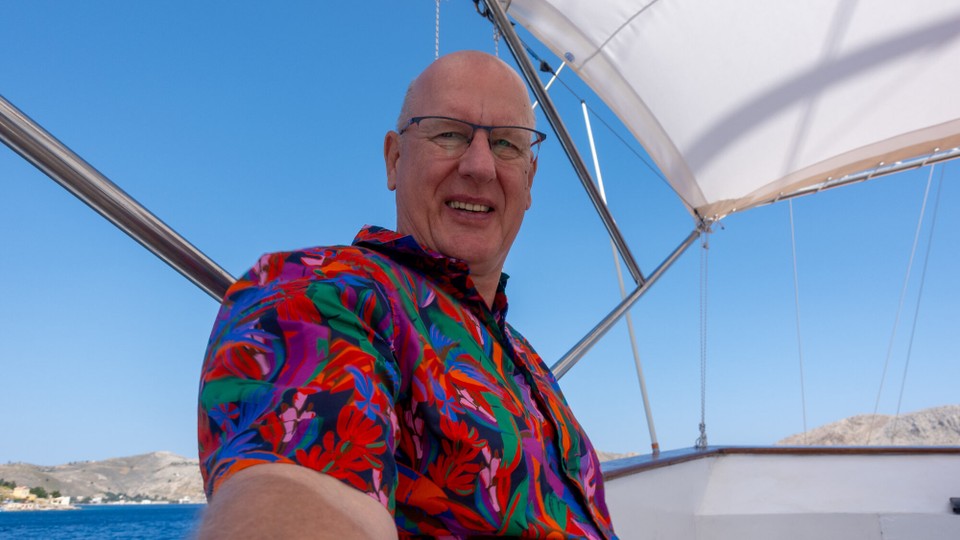 Griechenland - Symi - Währenddessen sich anstrengt ein ordentliches Bild von sich zu knipsen. Er ist stolz auf sein schickes Hemd.