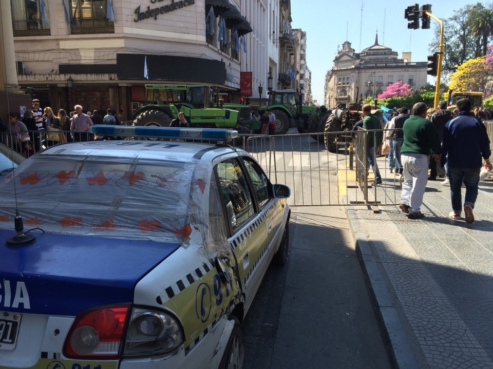 Argentinien - San Miguel de Tucumán - Die Bauern demonstrieren, Polizei sollte das auch ;)