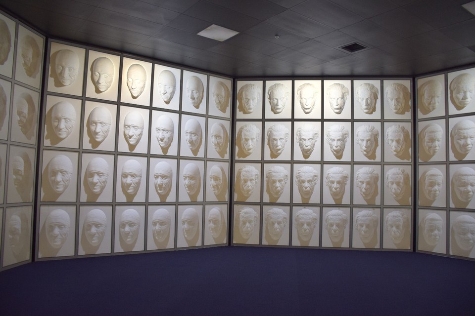 Neuseeland - Wanaka - "Hall of Following Faces" - Die Gesichter in diesem Raum wirken, als würden ihre Blicke einen auf Schritt und Tritt verfolgen
