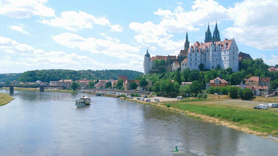 Deutschland - Dresden - Ungefähr auf der Hälfte zwischen Riesa und Dresden liegt Meißen. Obwohl sehr empfohlen, haben wir es eiskalt liegen lassen. Priorität lag heute auf "Radeln bei 30 Grad" und Dresden.