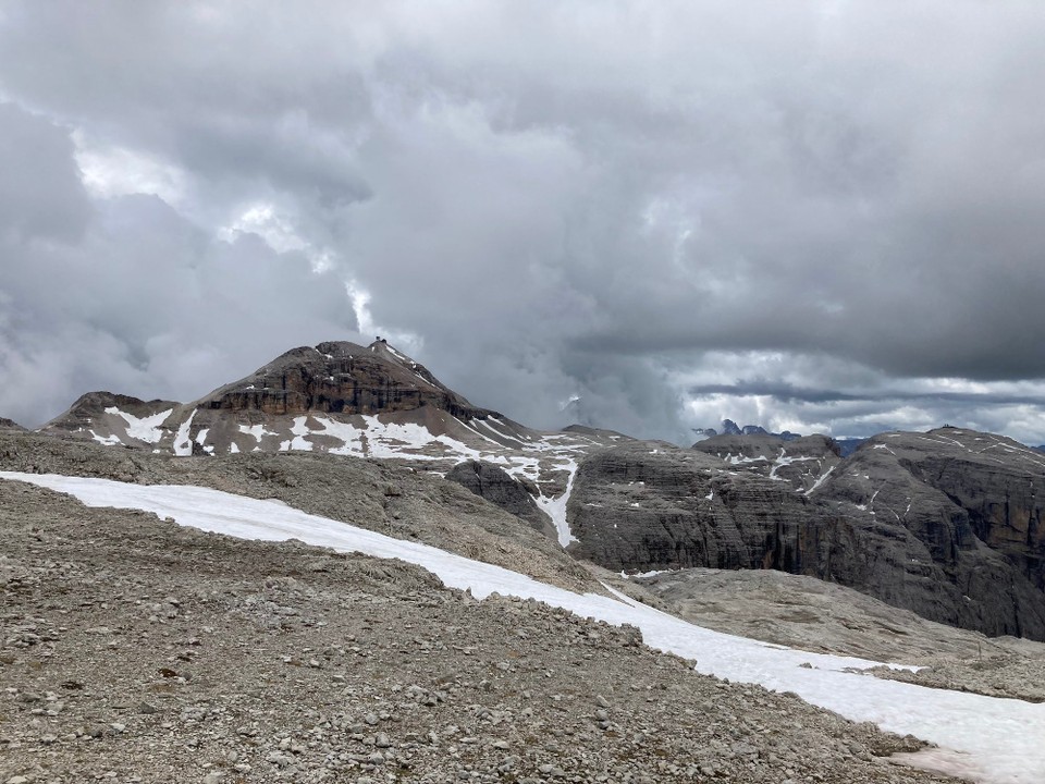Ort bestimmen … -  - Die Hochebene der Sella, hinten die Spitze des Piz Boe. 