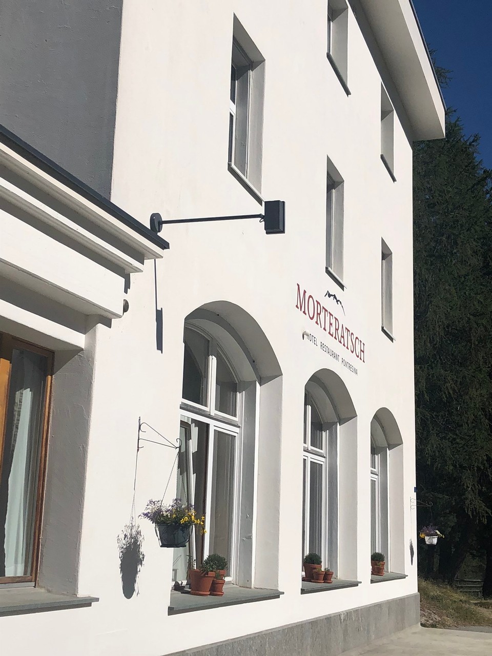 Schweiz - Pontresina - Der schone historische Rundbogen des Morteratschhotel um 1890