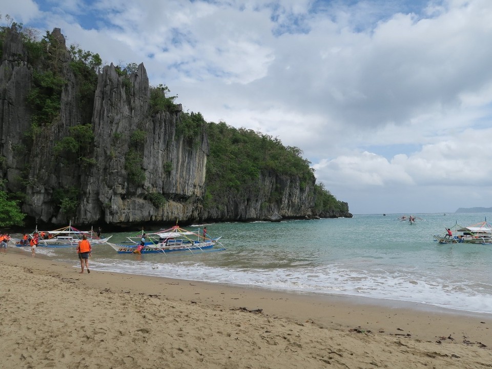 Philippines - Puerto Princesa - Le côté mer pour y acceder avec toutes les bankas qui deversent les touristes (gilet de sauvetage obligatoire)