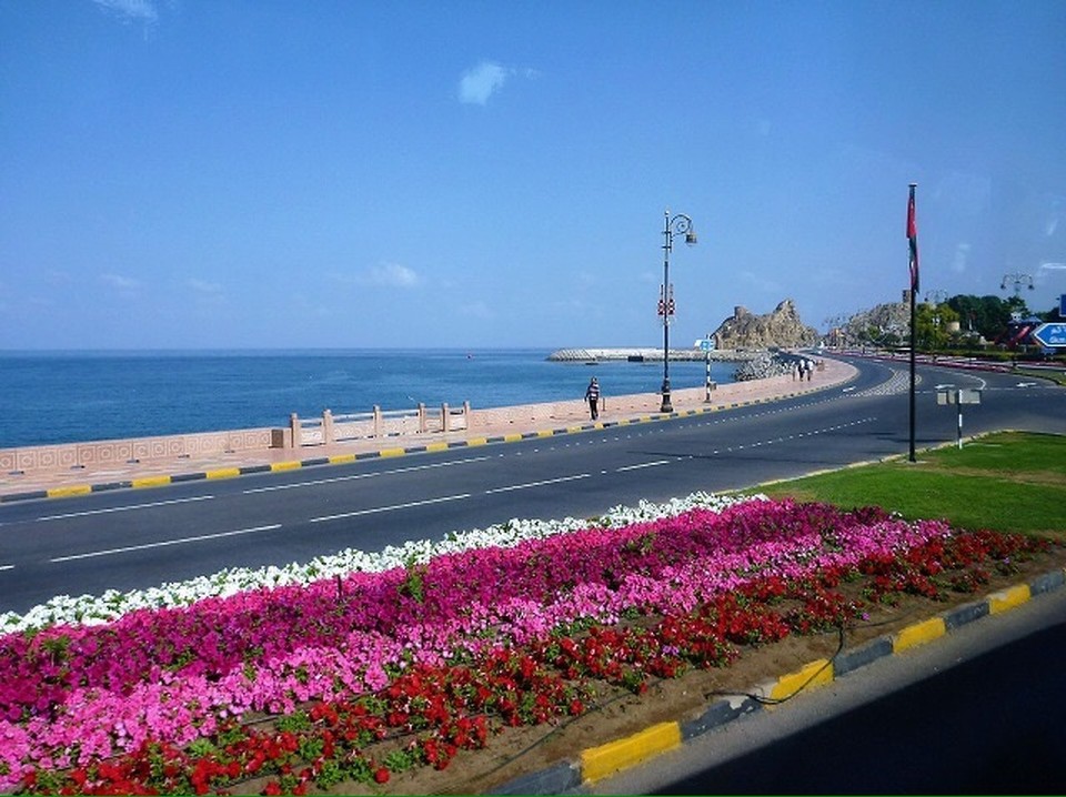 Oman - Maskat - Corniche (Küstenstrasse) mit schön angelegten Grünflächen und Blumen 
