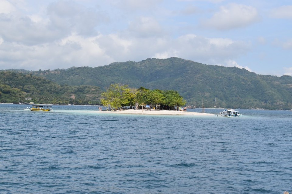 Indonesien - Kabupaten Lombok Barat - Als wir weiterfuhren fiel uns eine besondere weiße Insel auf.
Sie war schneeweiß und ganz klein.
