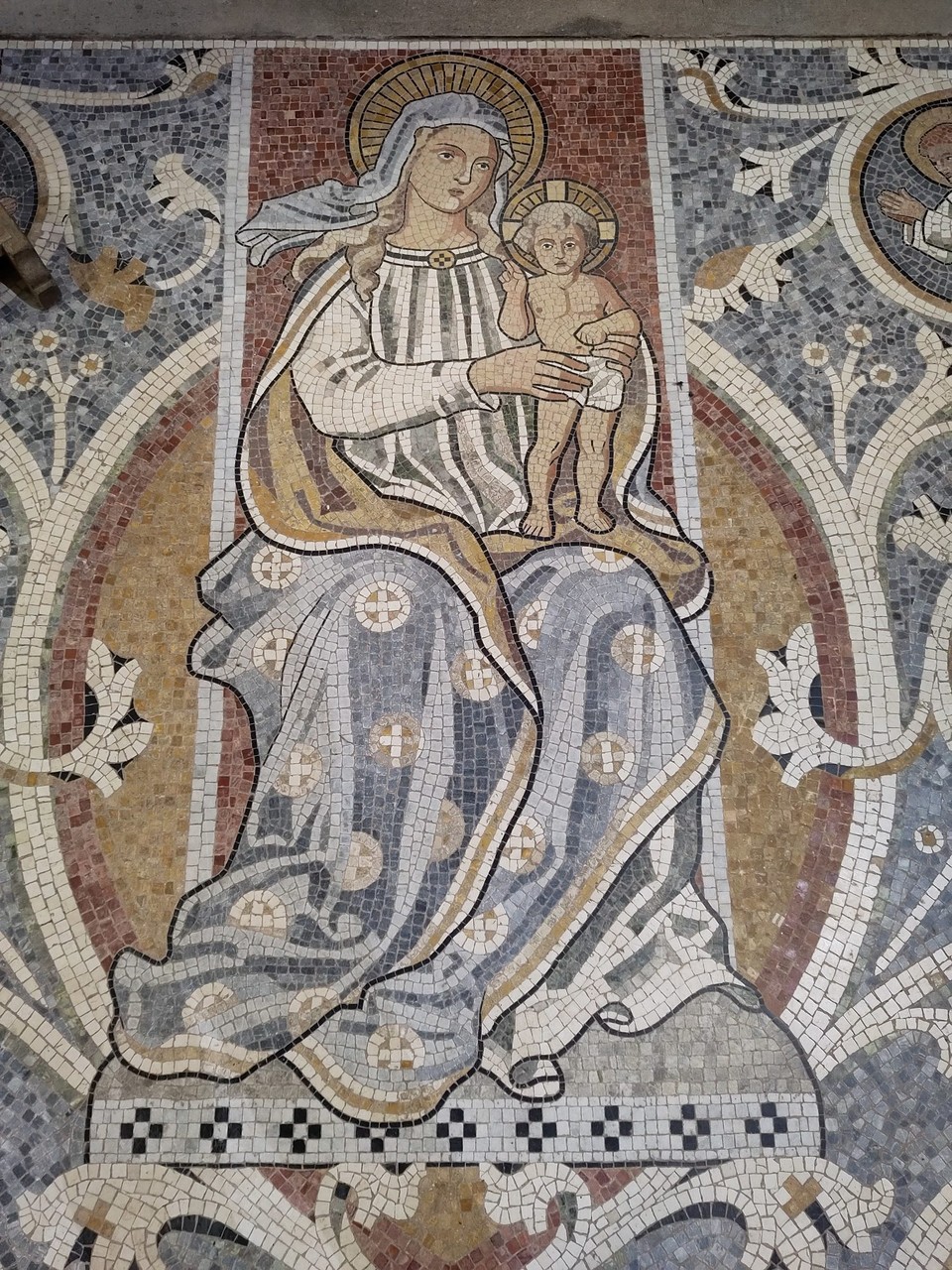 Vereinigtes Königreich - Portree - Mosaikboden in der Kirche
