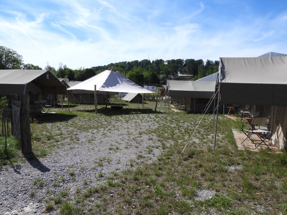Schweiz - Zürich - In diesem Safari Camp kann man übernachten und den Zoo mit seinen Geräuschen am Abend und in der Nacht erleben