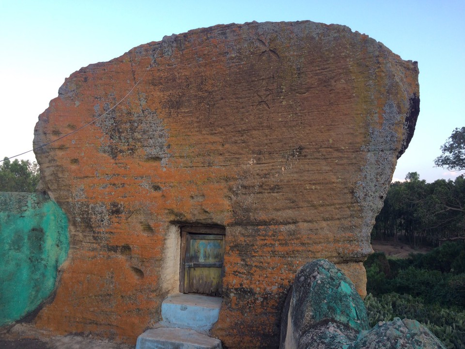 Äthiopien -  - ...diese Kammer im Felsen, in der der Heilige Tekle Haymanot sieben Jahre am Stück predigte, bis ihm ein Bein abfiel. Aber auch dann hörte er nicht auf.