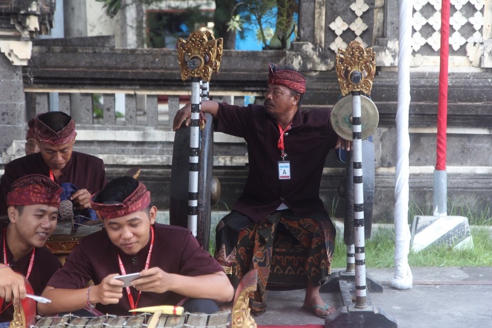Indonesien - Badung - Dazu spielten die Herren traditionelle Musik