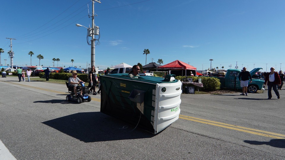 USA - Daytona Beach - Man fährt hier mit allem, auch mit einem Dixiklo