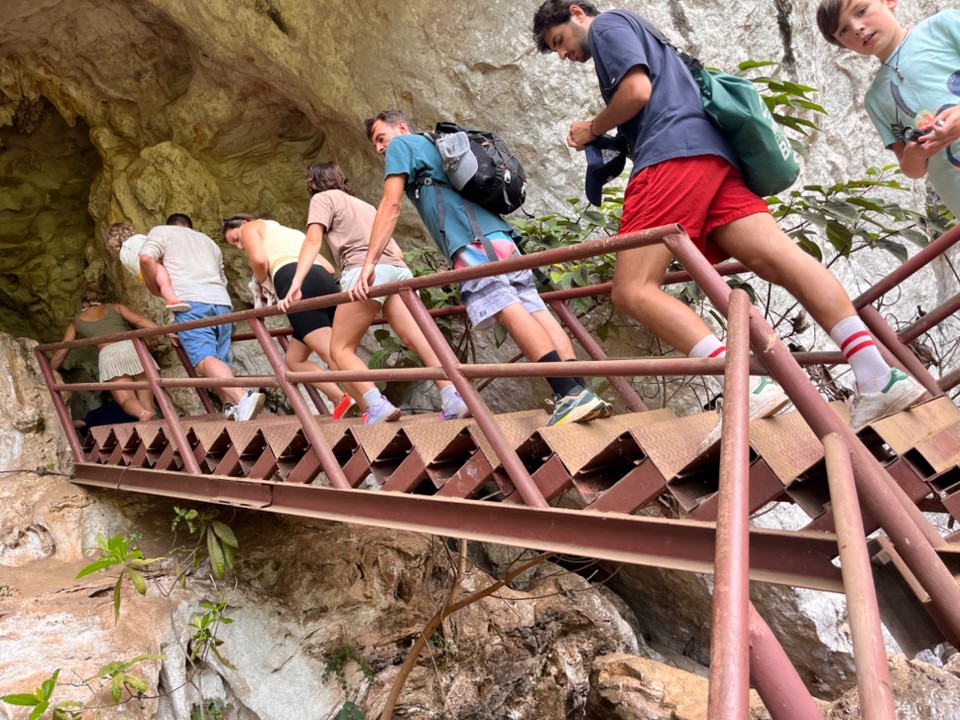 Thailand - Phanom - Auf- und Einstieg in die Höhle. Es war so heiss darin. Wie eine Sauna. Wir haben alle eine Taschenlampe bekommen, um uns in der Höhle zu orientieren und die süßen Bats zu sehen. 