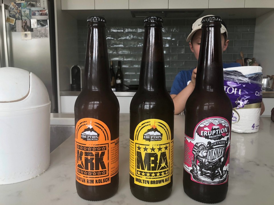 Neuseeland - Lyttelton - Mitten in Lyttleton werden die Biere von der Mini-Brauerei Eruption gebraut. Da mussten wir einfach ein kleines Degu-Paket mitnehmen. Neuseeland scheint neben der Wein- auch eine unglaubliche Bierkultur zu haben. 