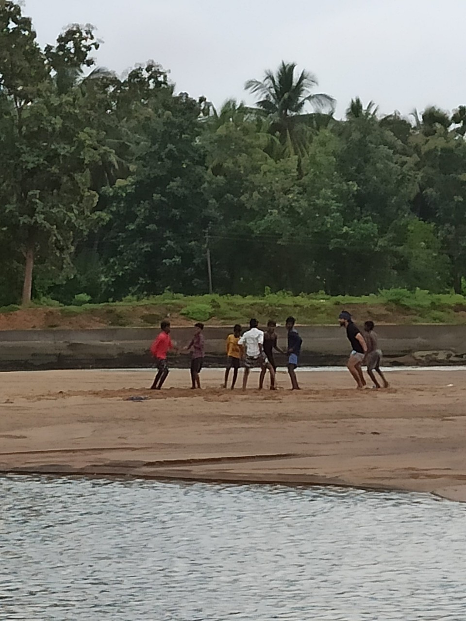 Indien - Kumbakonam - Bala musste unbedingt mit den Dorf Kindern spielen. Ich habs auch versucht, leider war ich zu zaghaft😅