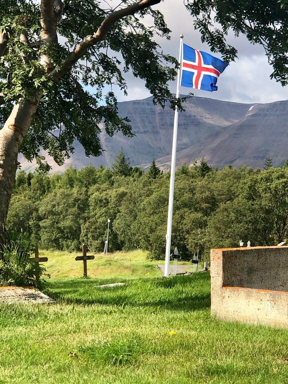 Island - Hólar - Schön. Islands Flagge.