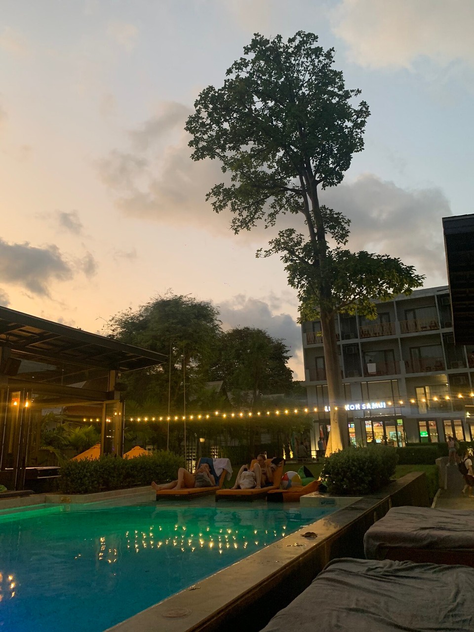 Thailand - Koh Samui - Die Reise hat sich gelohnt: Außenbereich mit zwei Pools und direkt am Strand. Frühstück bis 18Uhr. 😂😄