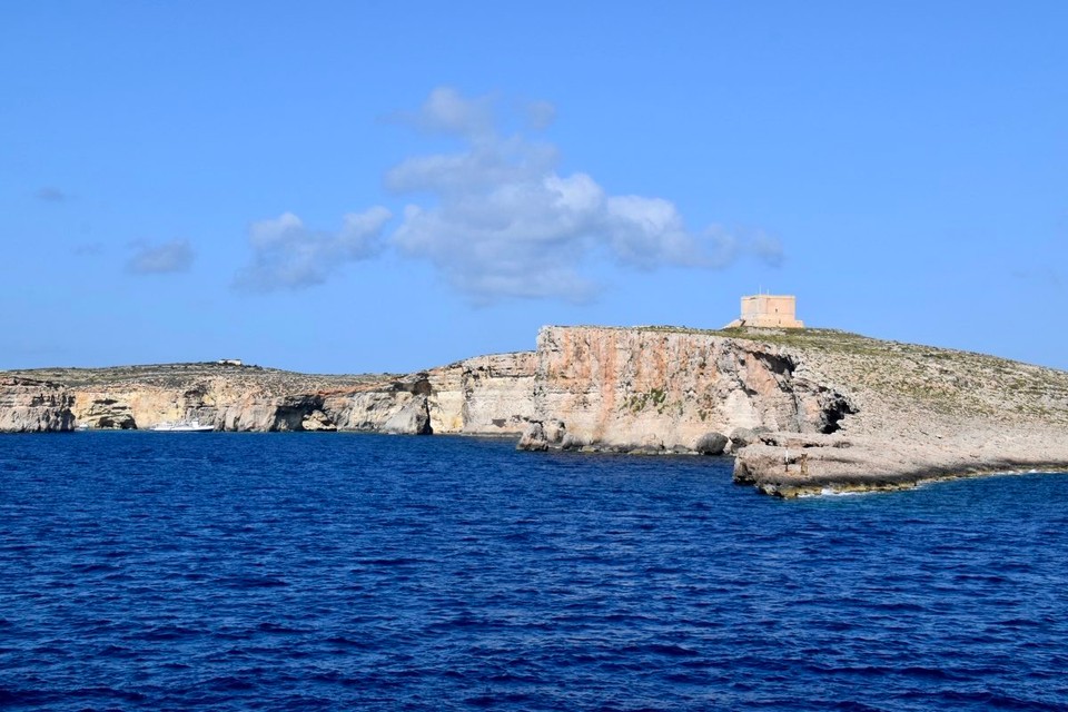 Malta - Ta' Kercem - Vorbei geht es an der kleinen unbewohnten Insel Comino.