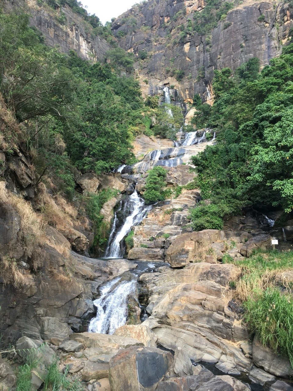 Sri Lanka -  - Das TukTuk fährt mich zu den nahegelegenen Wasserfällen und setzt mich dann an der Bushaltestelle aus.