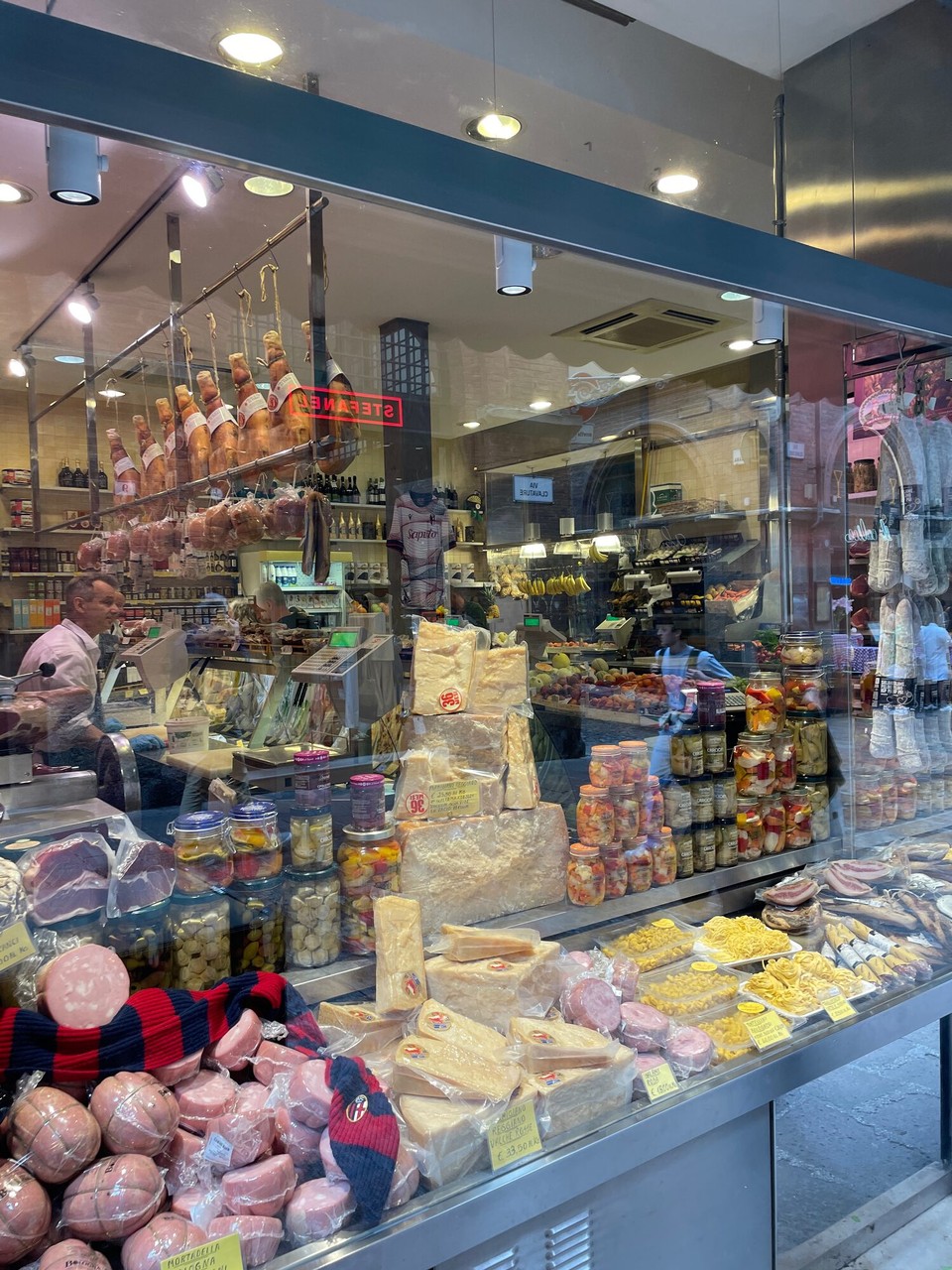 Italien - Bologna - Spezialitäten der Emilia Romagna: Mortadella, Parmesan, Parmaschinken, eingemachtes Gemüse, Basilikumessig, Tortellini ……