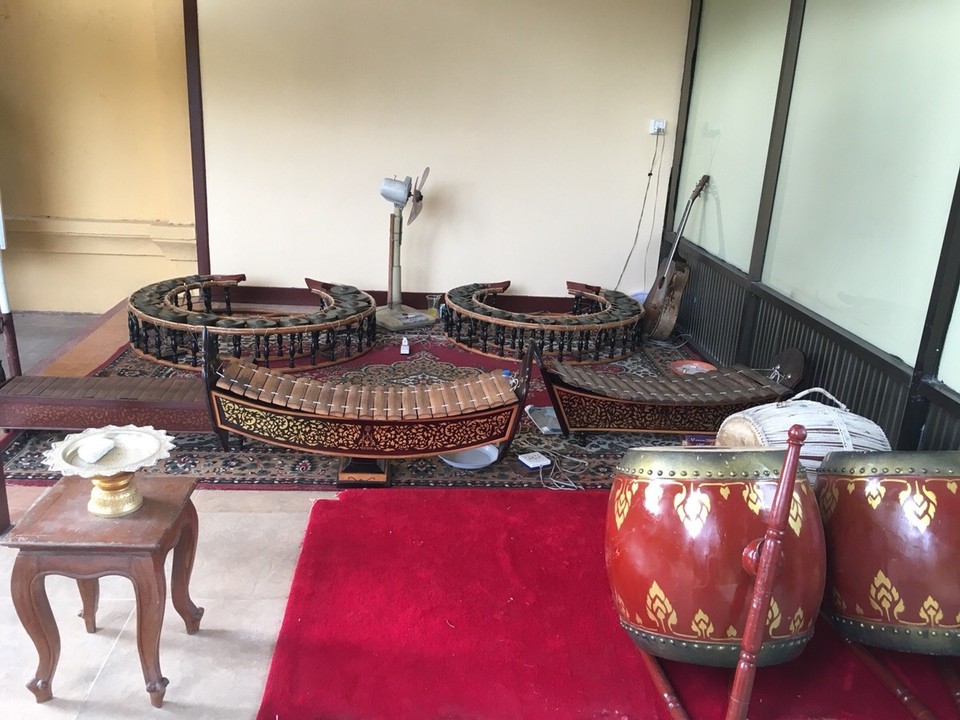 Cambodia - Phnom Penh - Traditionelle Instrumente. Die Tänze im Nationaltheater wurden auch von Musik auf diesen Instrumenten begleitet.