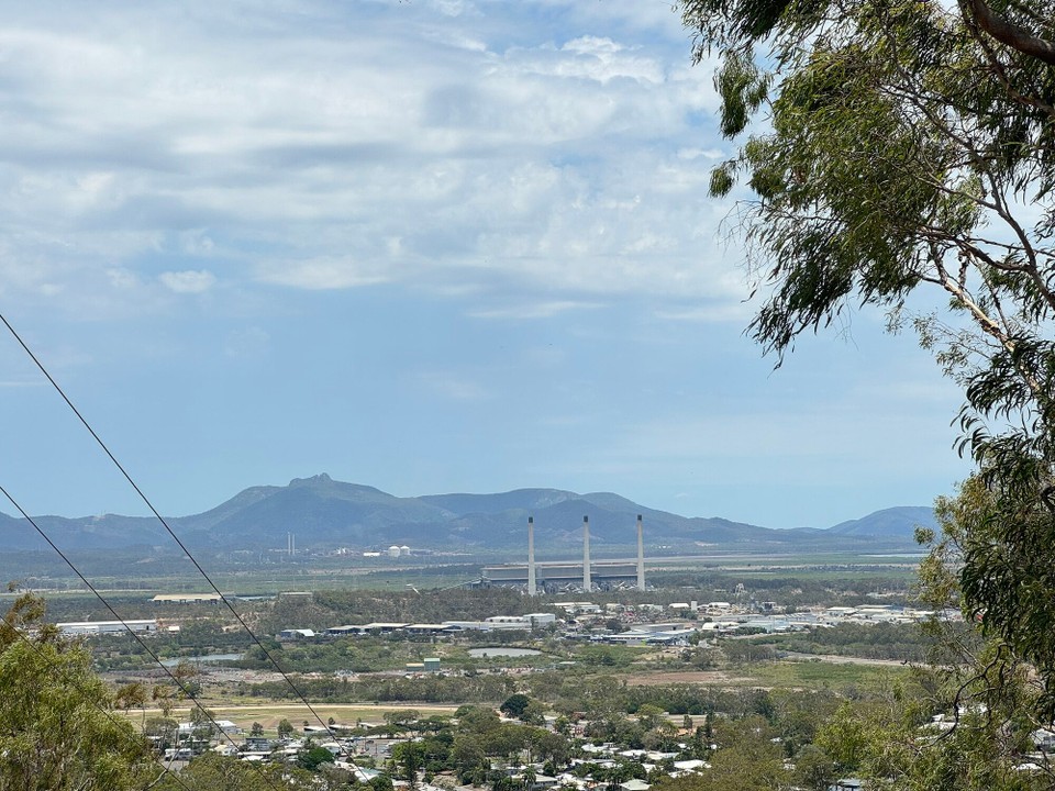 Australien - New Auckland - Das Cholachraftwerch het mit 6 Dampfturbina a Leistig vu 1,68 GW. Es verbrennt jöhrlich öpa 4 Milliona Tonna Chola, wo 200km westlich vu Rockhampton abboua und mitm Zug uf Gladstone brocht würd.
