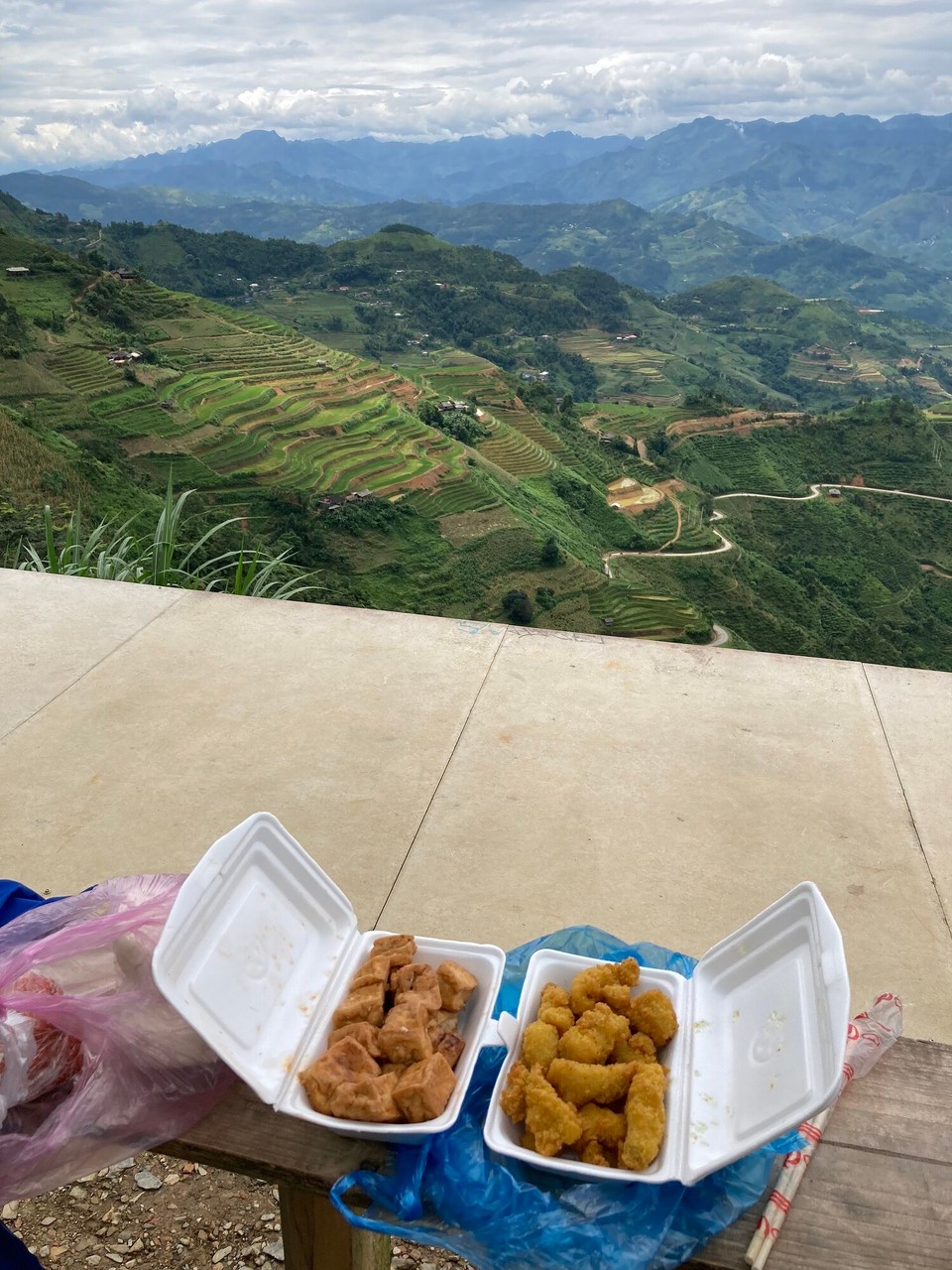 Vietnam - Yen Minh - Mittagessen mit Aussicht, na das ist doch was 😎 zum Stickyrice vom Markt haben wir uns noch Tofu und Hühnchen organisiert