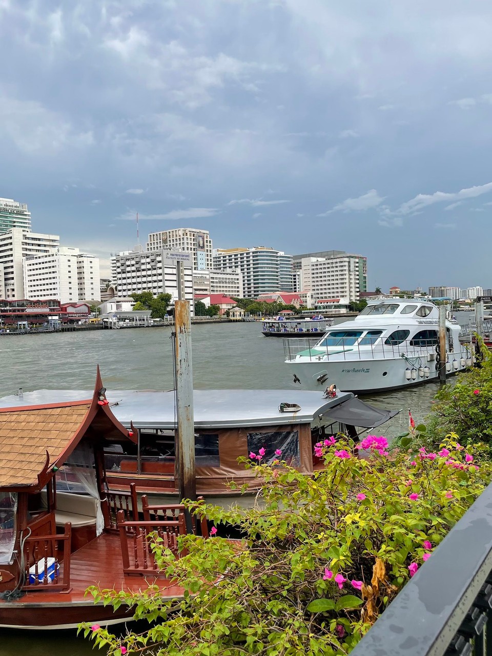 Thailand - Bangkok - Fahrt mit dem Boot über den Fluss 🚤