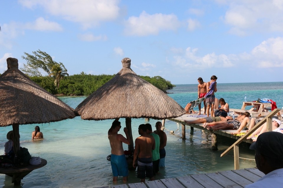 Belize - Caye Caulker - Trinken direkt im Wasser - da wird schon was geboten!