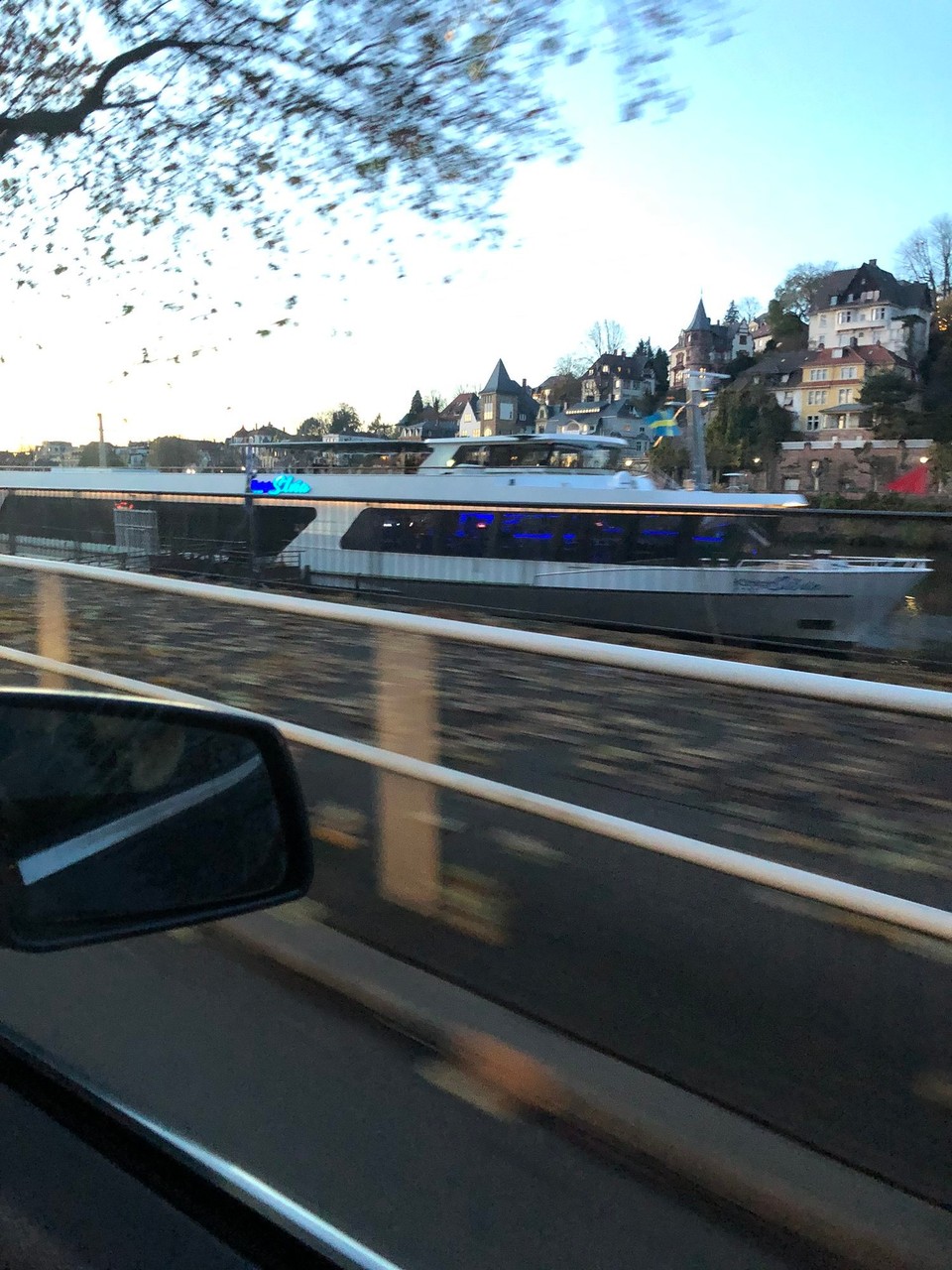 Deutschland - Ludwigshafen - Auf dem Neckar ohne Passagiere, das sind die leichten Lock Down Vorschriften